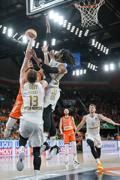 中场核心布 中场核心布